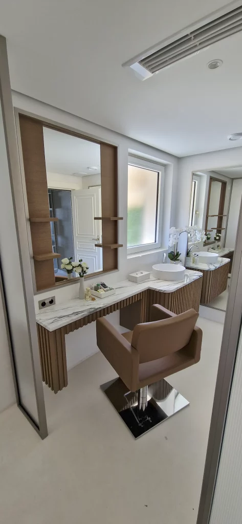 Salon_de_coiffure_Vetraz-Monthoux-No_Limit-Creation_bois-06 Meubles salle-de-bain/salon de coiffure - No Limit Création Bois