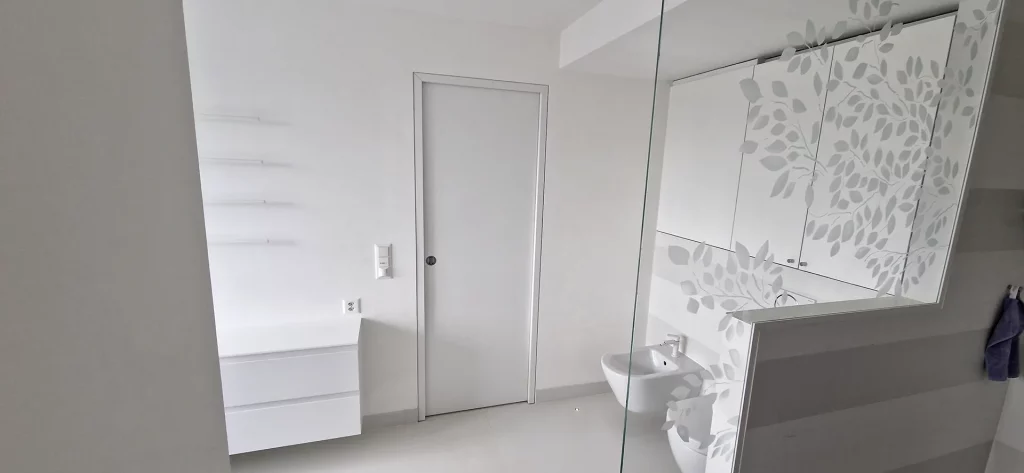 Porte-salle-de-bain-amenagement-salon-table-basse-No_Limit-Creations_Bois-19 Porte salle de bain - No Limit Création bois